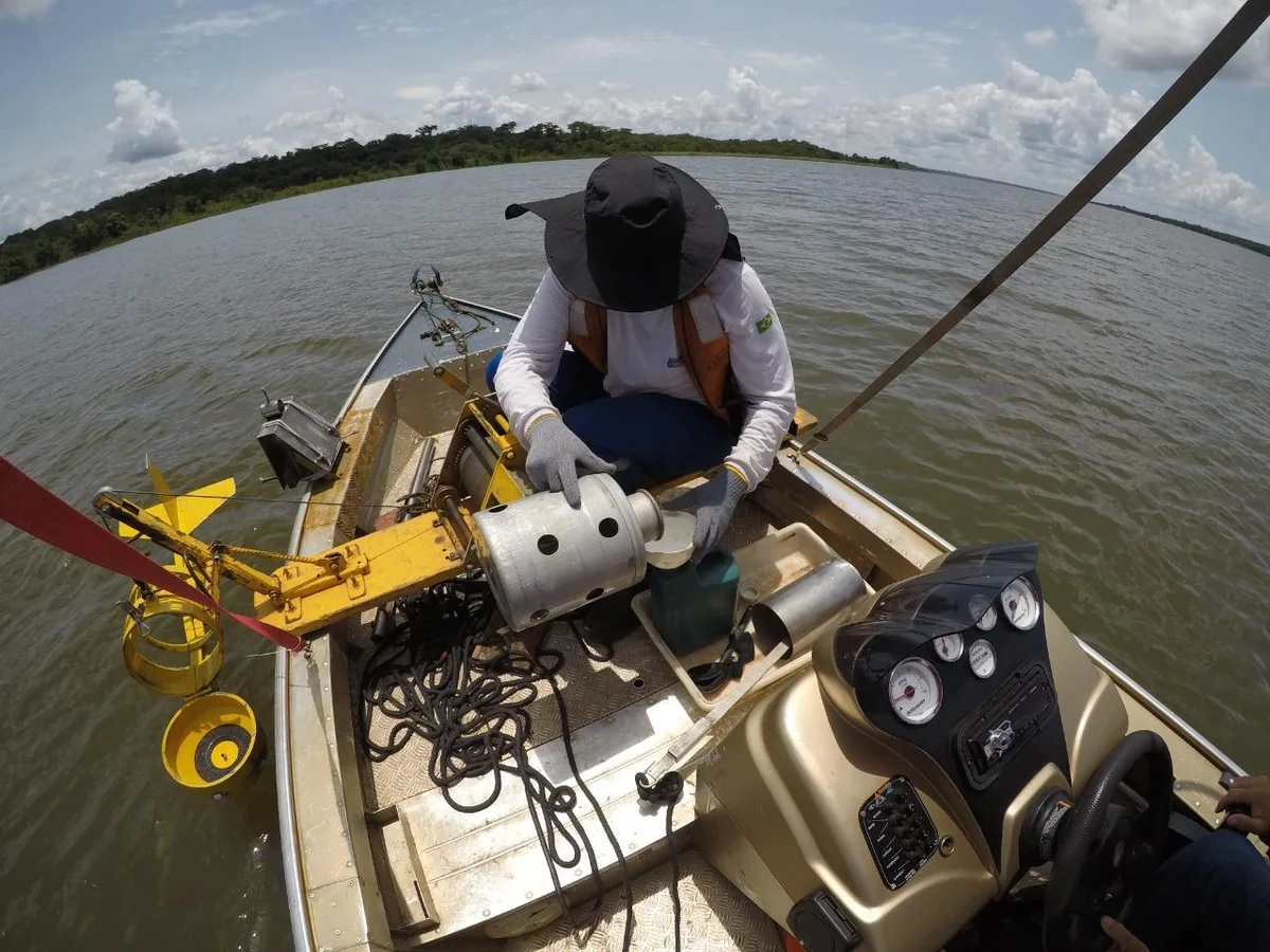 Manuseio de equipamento hidrográfico em embarcação